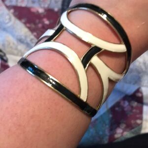 ❤️  Black and White Openwork Cuff Bracelet